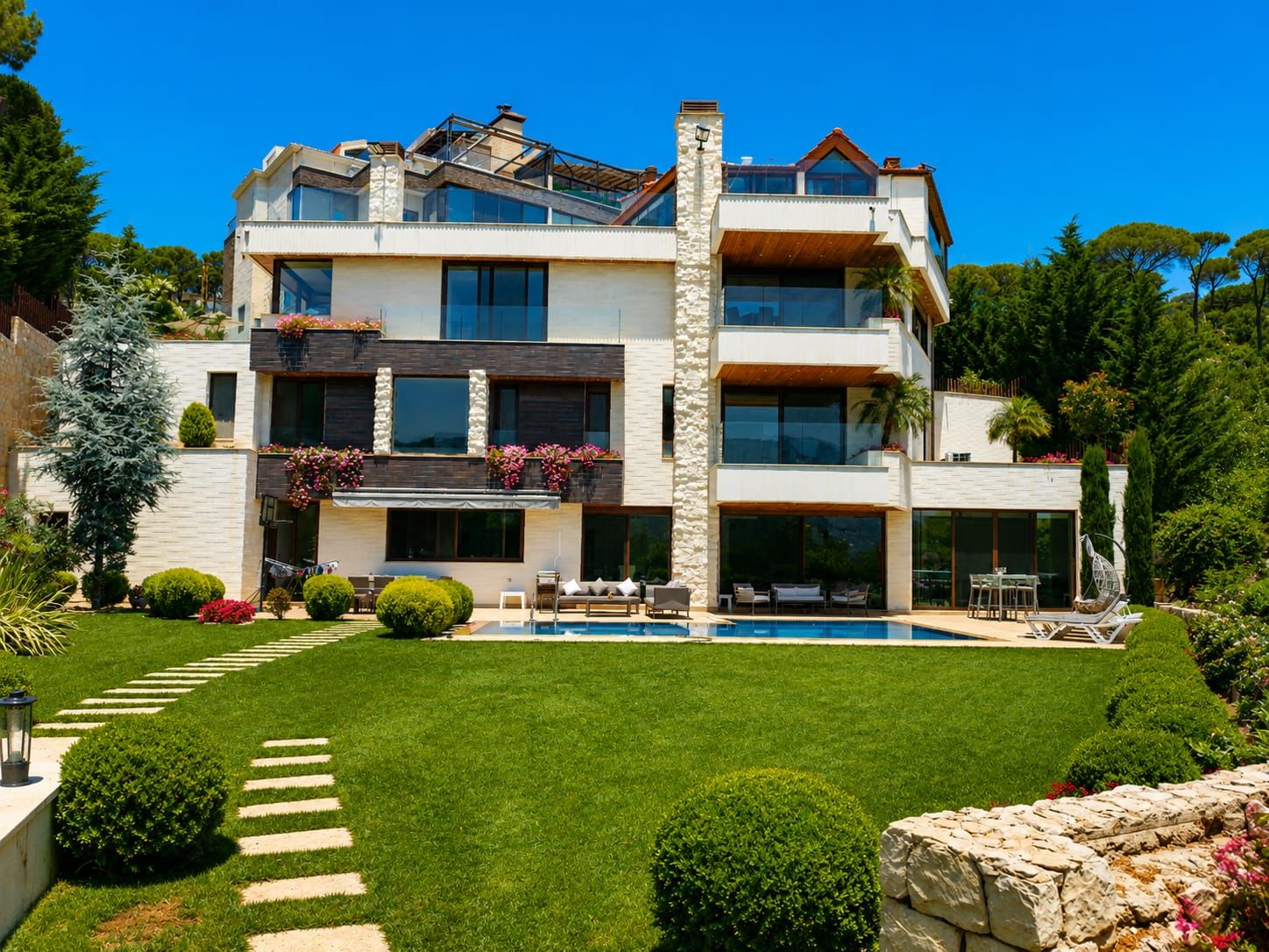 Villa Yassin with lawn, stepping stones and pool terrace